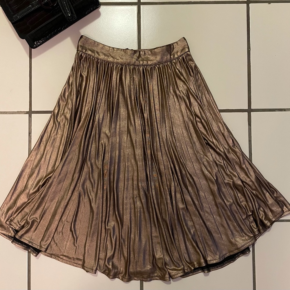 Valija. Bronze skirt. Small.
